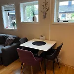 Appartement Basement With Private Entrance And Parking *