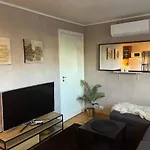 Appartement Basement With Private Entrance And Parking *
