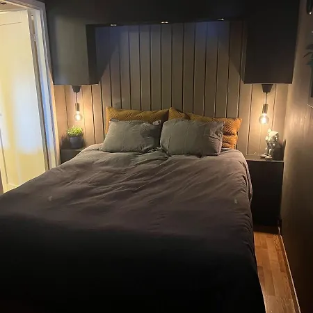 Basement With Private Entrance And Parking 아파트