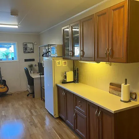 Basement With Private Entrance And Parking 아파트 *