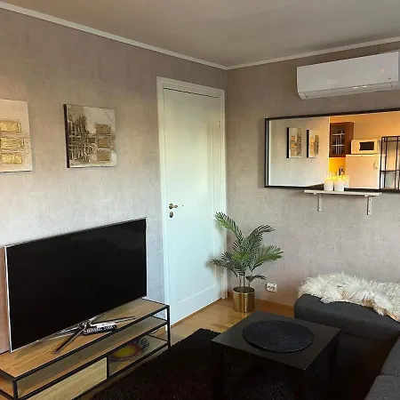 아파트 Basement With Private Entrance And Parking *