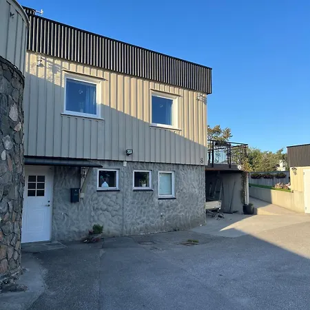 Appartement Basement With Private Entrance And Parking *