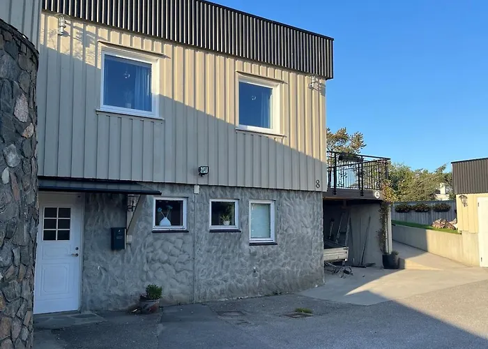 Appartement Basement With Private Entrance And Parking *